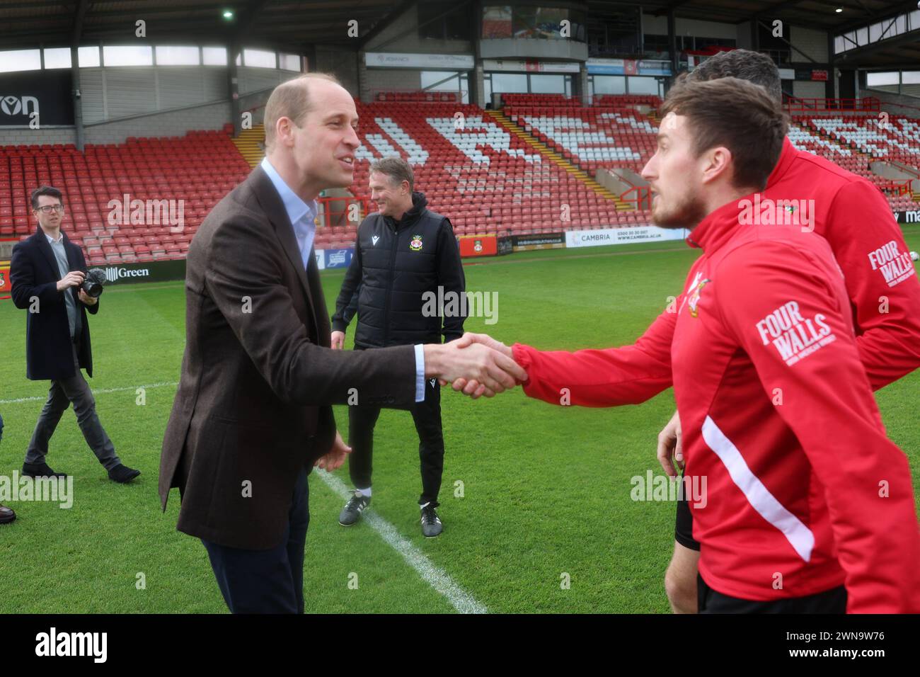 Royaume-Uni, pays de Galles, Wrexham. 01 mars 2024. © Avalon.Red/Avalon/PHOTOSHOT/MAXPPP - ; Royaume-Uni, pays de Galles, Wrexham ; 01/03/2024 - Prince William, Prince of Wales s'entretient avec des joueurs sur le terrain de l'hippodrome après sa visite au Turf Pub, près de Wrexham AFC David's Day le 1er mars 2024 à Wrexham, pays de Galles. PAS D'UTILISATION au Royaume-Uni PENDANT 48 HEURES, crédit : Avalon.Red/Avalon crédit : MAXPPP/Alamy Live News Banque D'Images