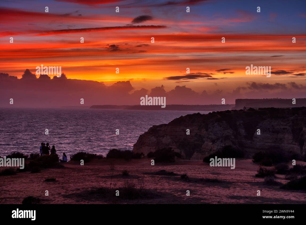 Beau coucher de soleil sur la côte de l'Algarve par l'océan Atlantique à Lagos, Portugal. Banque D'Images