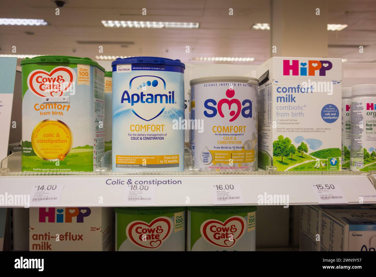 Bacs de lait pour bébés de plusieurs marques sur une étagère de supermarché Banque D'Images