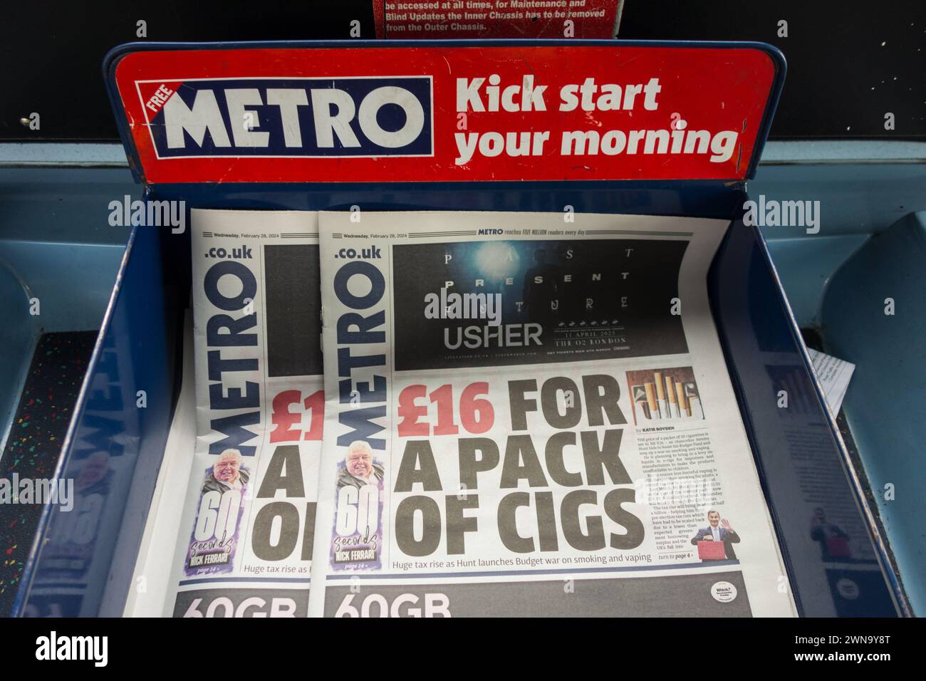 Titres de la première page du journal Metro - 16 £ pour Un pack de CIGS Banque D'Images