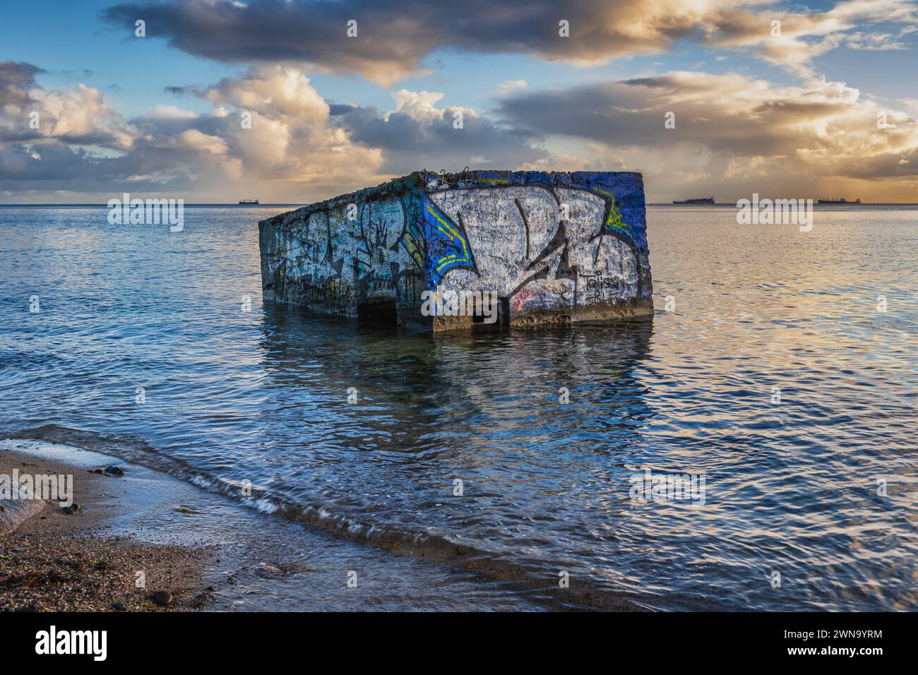 Bunker reste proche de la rive de la mer Baltique à Gdynia, en Pologne. Vestige de la 11e batterie d'artillerie permanente à Gdynia Redłowo. Banque D'Images