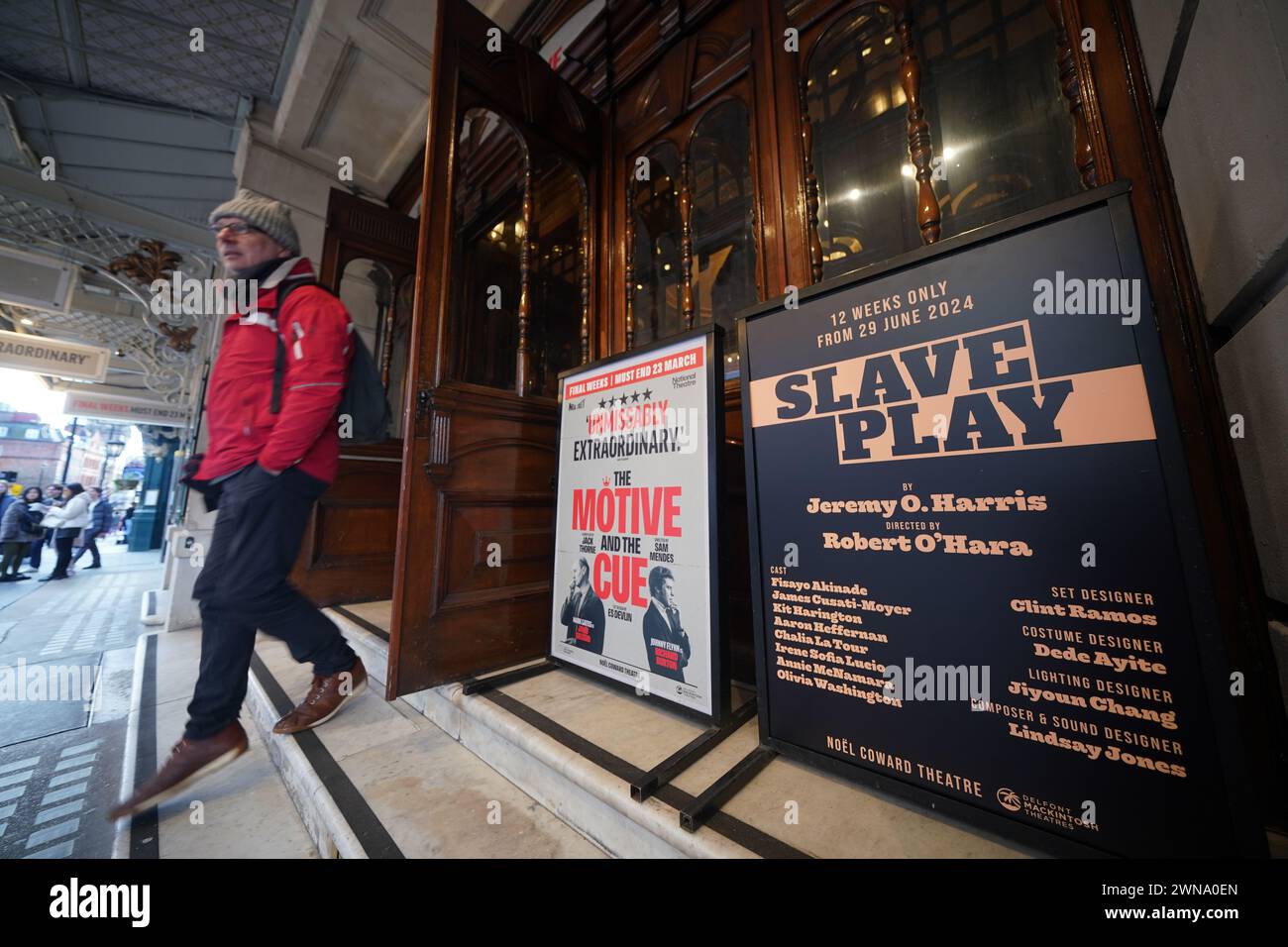 Une affiche pour Slave Play au Noel Coward Theatre dans le centre de Londres. Les producteurs d'une production théâtrale du West End « envisagent soigneusement » d'organiser des soirées avec un public noir au milieu des critiques de Downing Street. Slave Play au Noel Coward Theatre, qui met en vedette la star de Game of Thrones Kit Harington parmi la distribution, a été prévu pour avoir deux représentations visant un « public entièrement noir » qui est « libre du regard blanc ». Date de la photo : vendredi 1er mars 2024. Banque D'Images