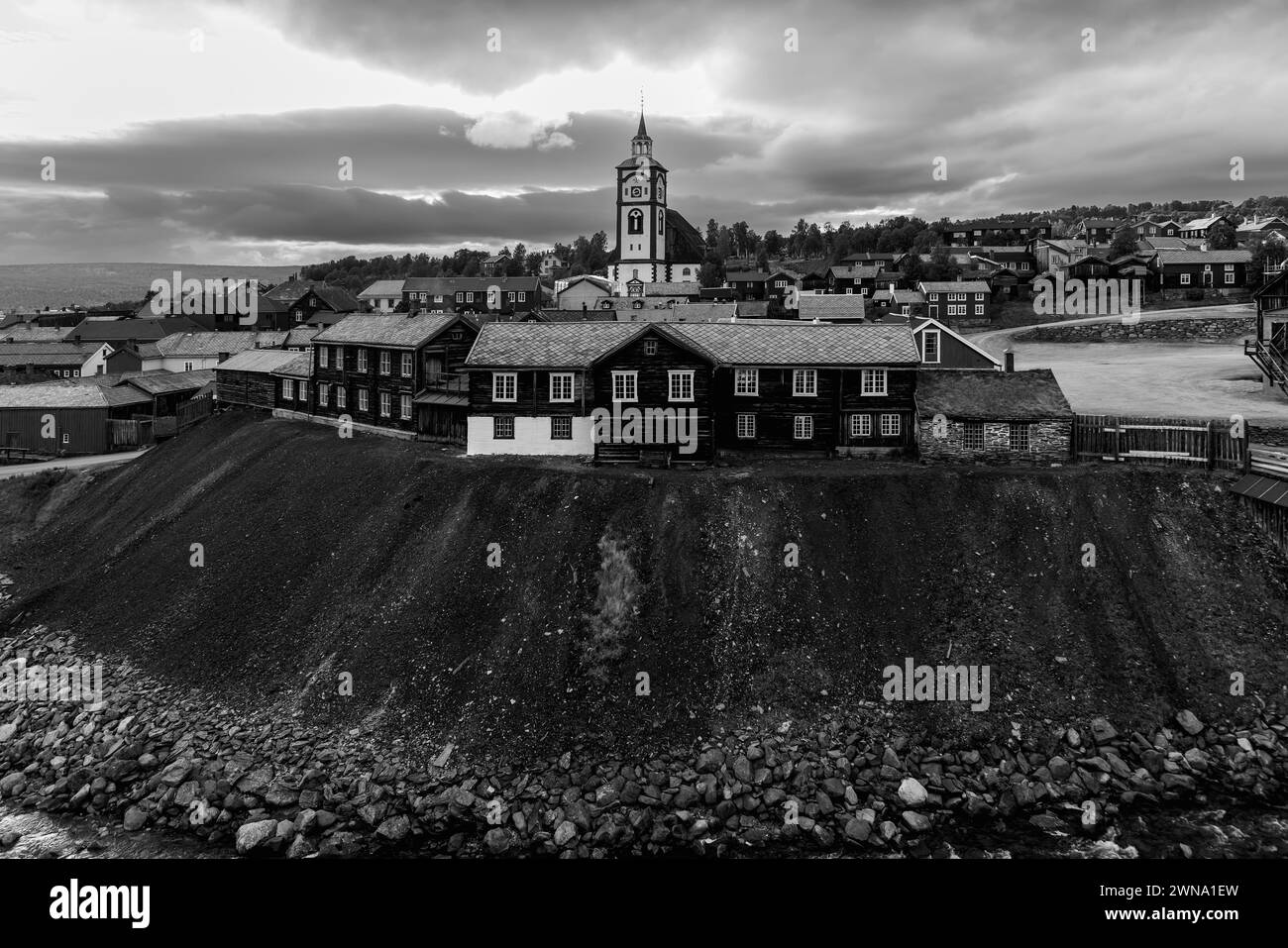 La beauté classique de Roros est immortalisée en noir et blanc, soulignant le contraste entre la tour emblématique de l'église et le bois traditionnel Banque D'Images