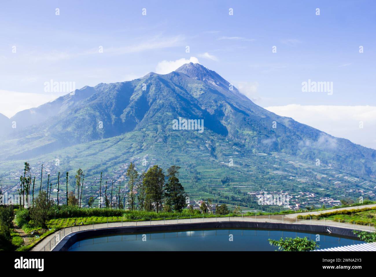 Photo de la vue du réservoir Manajar avec une vue du mont Merbabu à Boyolali, Java central Banque D'Images