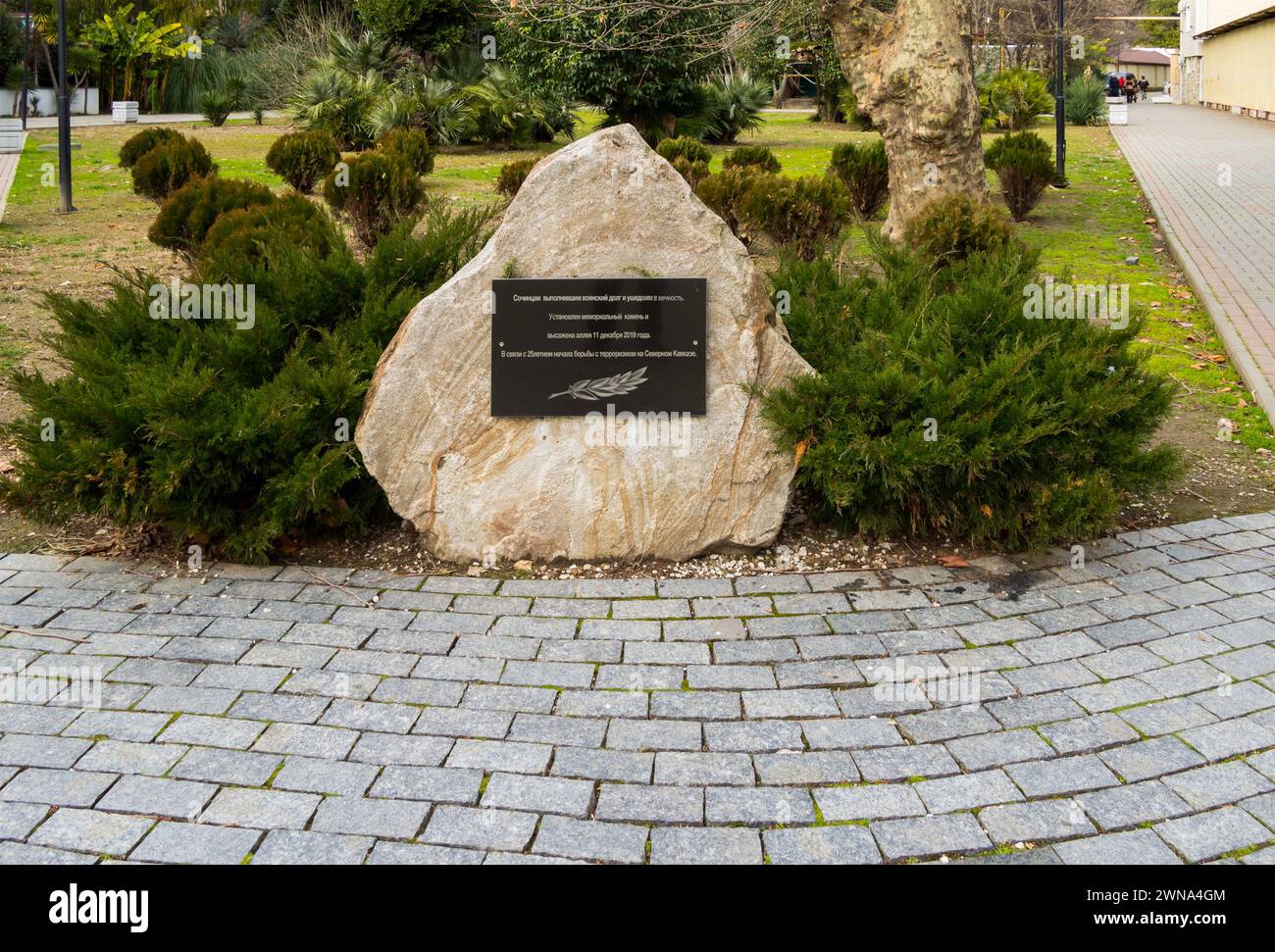 Hosta, Russie - 13 février 2023 : pierre commémorative «aux résidents de Sotchi qui ont rempli leur devoir militaire et sont passés dans l'éternité» Sotchi, Khosta di Banque D'Images