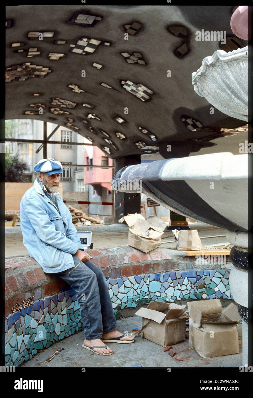 Errichtung HUNDERTWASSERHAUS - Baustellenrundgang mit Friedensreich HUNDERTWASSER 12. Septembre 1985, Wohnhausanlage Ökohaus Hunderwasserhaus, Wien 29. Février 2024 : KunstHausWien Wiedereröffnung nach umfangreicher Sanierung . https://www.kunsthauswien.com/de/ausstellungen/wiedereroeffnung kunsthauswien/ . https://www.derstandard.at/story/2000143617739/kunst-haus-wien-mit-modernisierungsschub-und-neuer-dauerausstellung Friedensreich Hundertwasser Regentag Dunkelbunt bürgerlich : Friedrich Stowasser, * 15. Décembre 1928 à Wien 19. Februar 2000 an bord der Queen Elizabeth 2 vor Brisbane War ein Banque D'Images