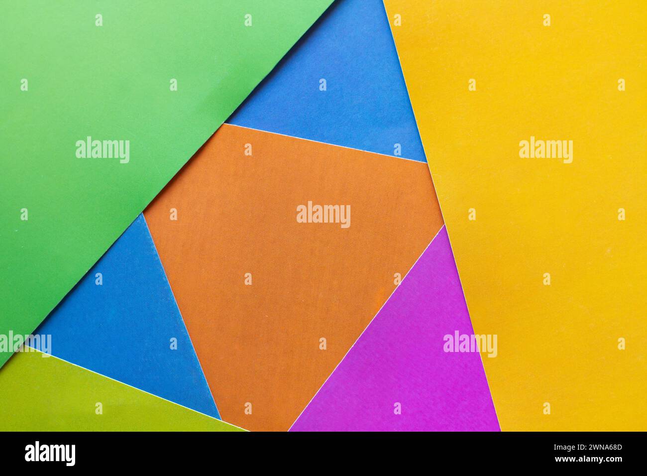 Fond de papier géométrique violet, vert, jaune, orange et bleu avec espace de copie Banque D'Images