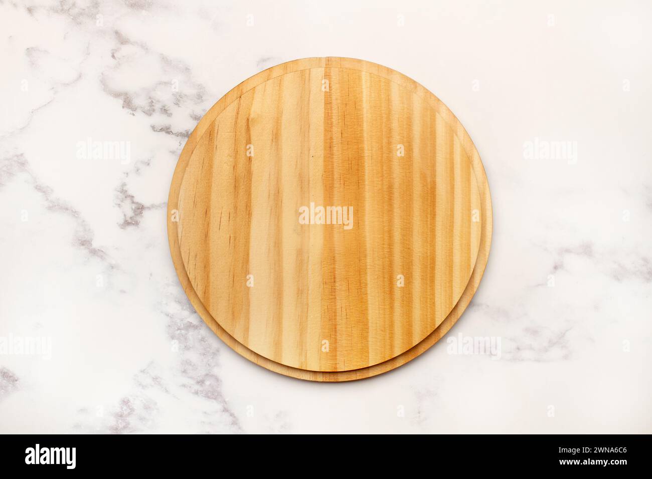 Une plaque en bois sur un comptoir de cuisine en marbre gris et blanc dans une vue de dessus Banque D'Images