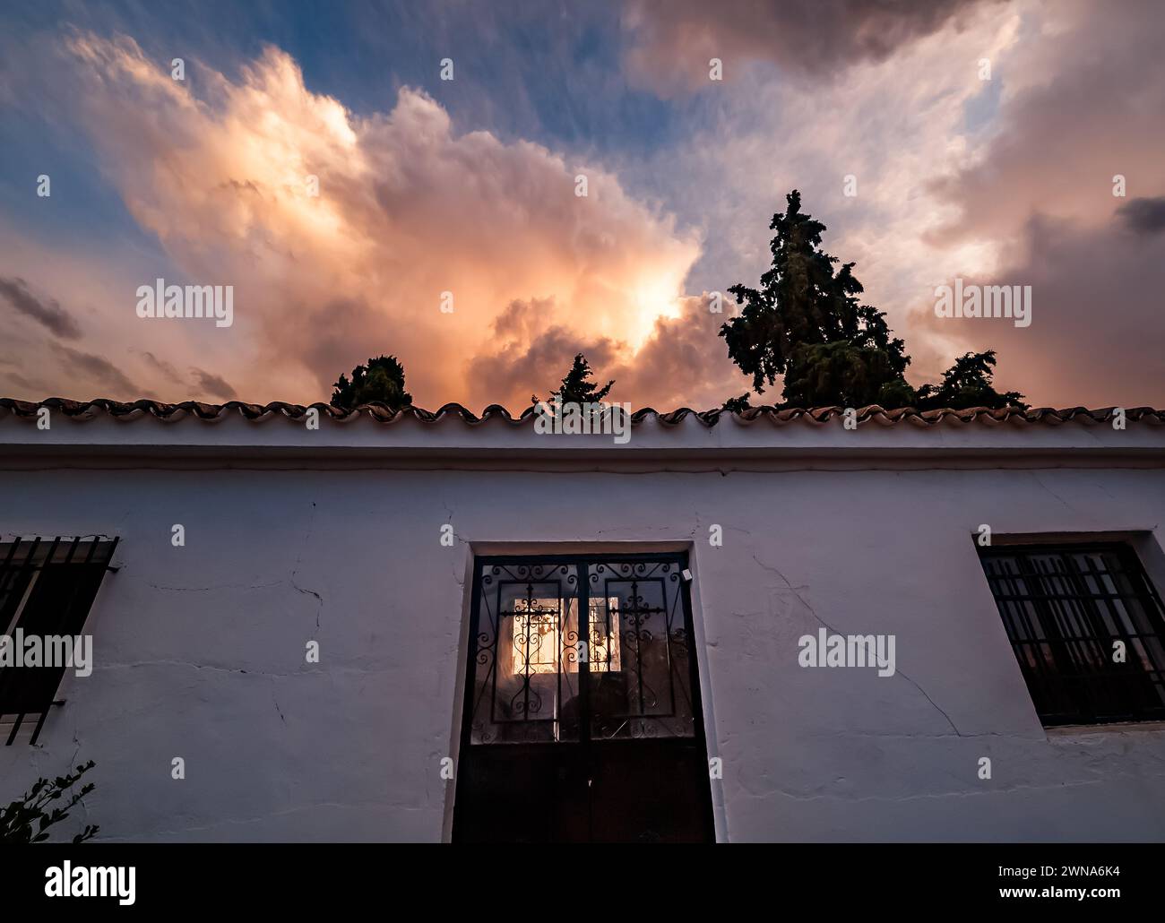 Porte de l'ossuaire du cimetière au coucher du soleil dans l'Alhambra Banque D'Images