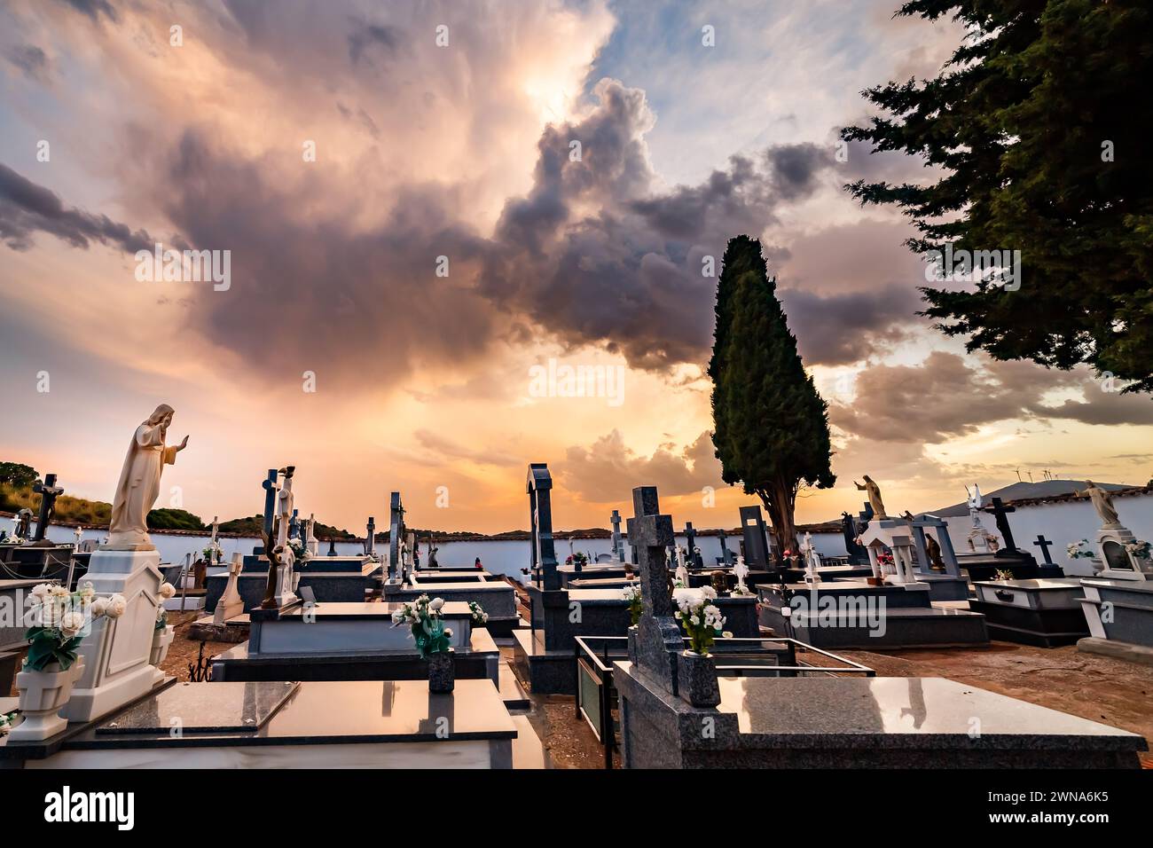 Vue des tombes dans le cimetière au coucher du soleil dans l'Alhambra Banque D'Images