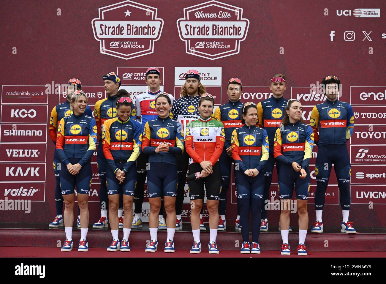 Sienne, Italie. 01 mars 2024. Les coureurs de Lidl-Trek photographiés lors des présentations de l'équipe avant la course cycliste d'une journée 'Strade Bianche' au départ et à destination de Sienne, Italie, vendredi 1er mars 2024. BELGA PHOTO DIRK WAEM crédit : Belga News Agency/Alamy Live News Banque D'Images