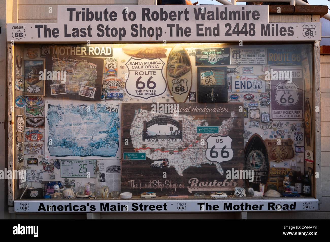 SANTA MONICA, CALIFORNIE, États-Unis : un hommage à Robert Waldmire au terminus de la route historique 66 sur la célèbre jetée de Santa Monica à Santa Monica Banque D'Images