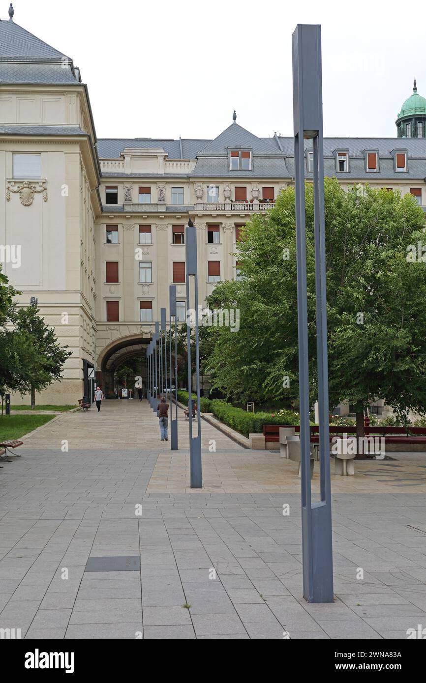 Budapest, Hongrie - 13 juillet 2015 : colonnes de lanternes modernes en route vers le parc Piarista Koz dans la capitale. Banque D'Images