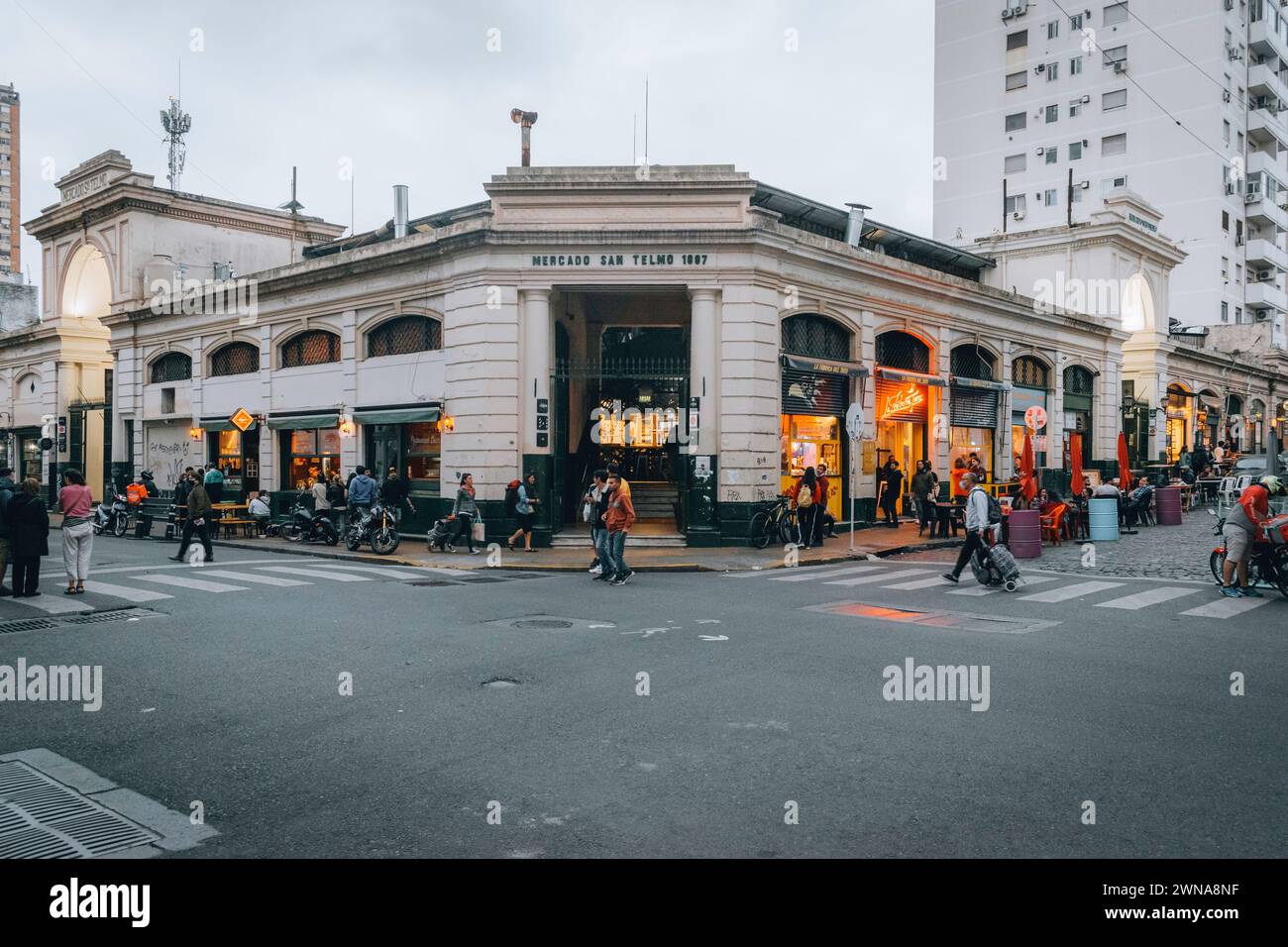 San Telmo est un quartier historique situé à Buenos Aires, en Argentine. Elle est réputée pour ses rues pavées, son architecture coloniale. Banque D'Images