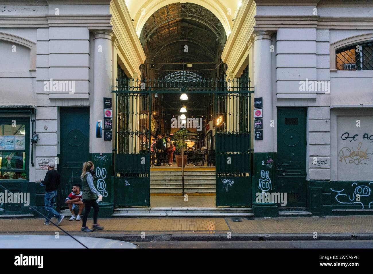 San Telmo est un quartier historique situé à Buenos Aires, en Argentine. Elle est réputée pour ses rues pavées, son architecture coloniale. Banque D'Images