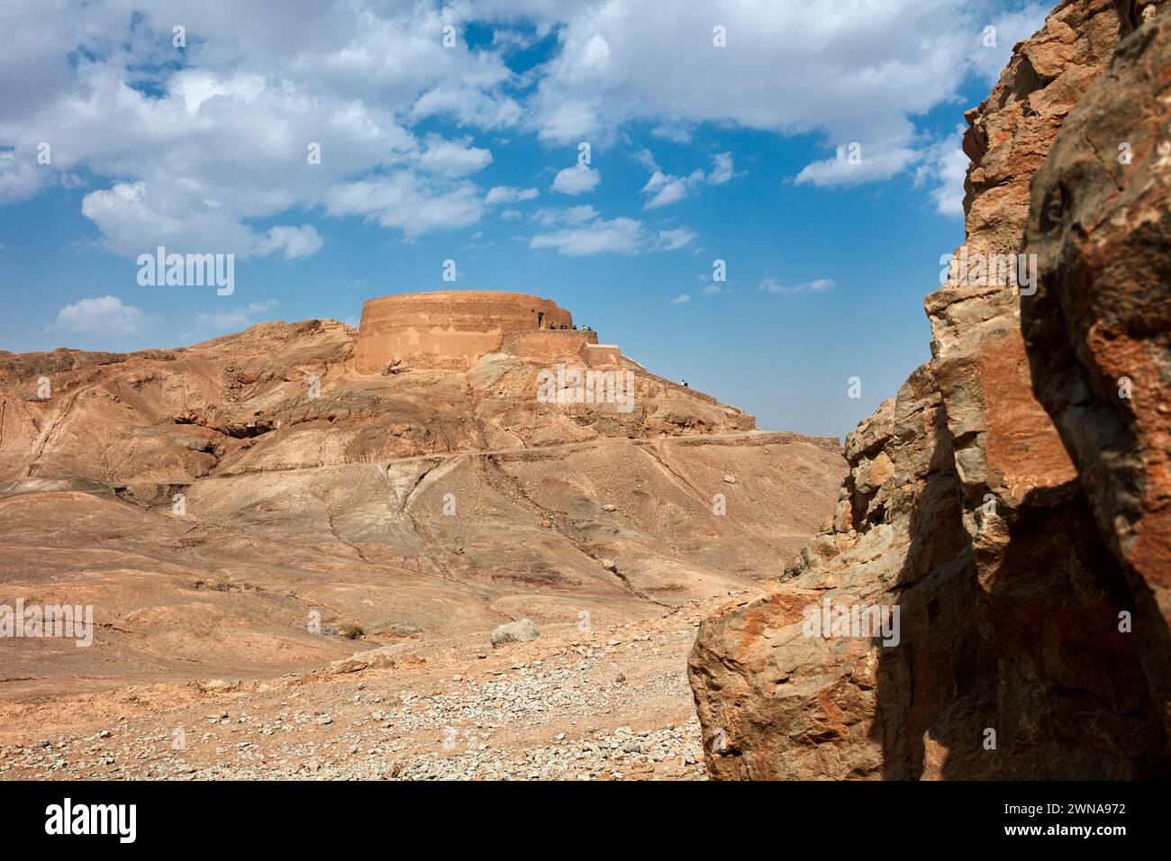 Vue de la Tour zoroastrienne du silence à Yazd, Iran. Les zoroastriens croient que la terre, le feu et l'eau sont des éléments saints et ils évitent de polluer th Banque D'Images