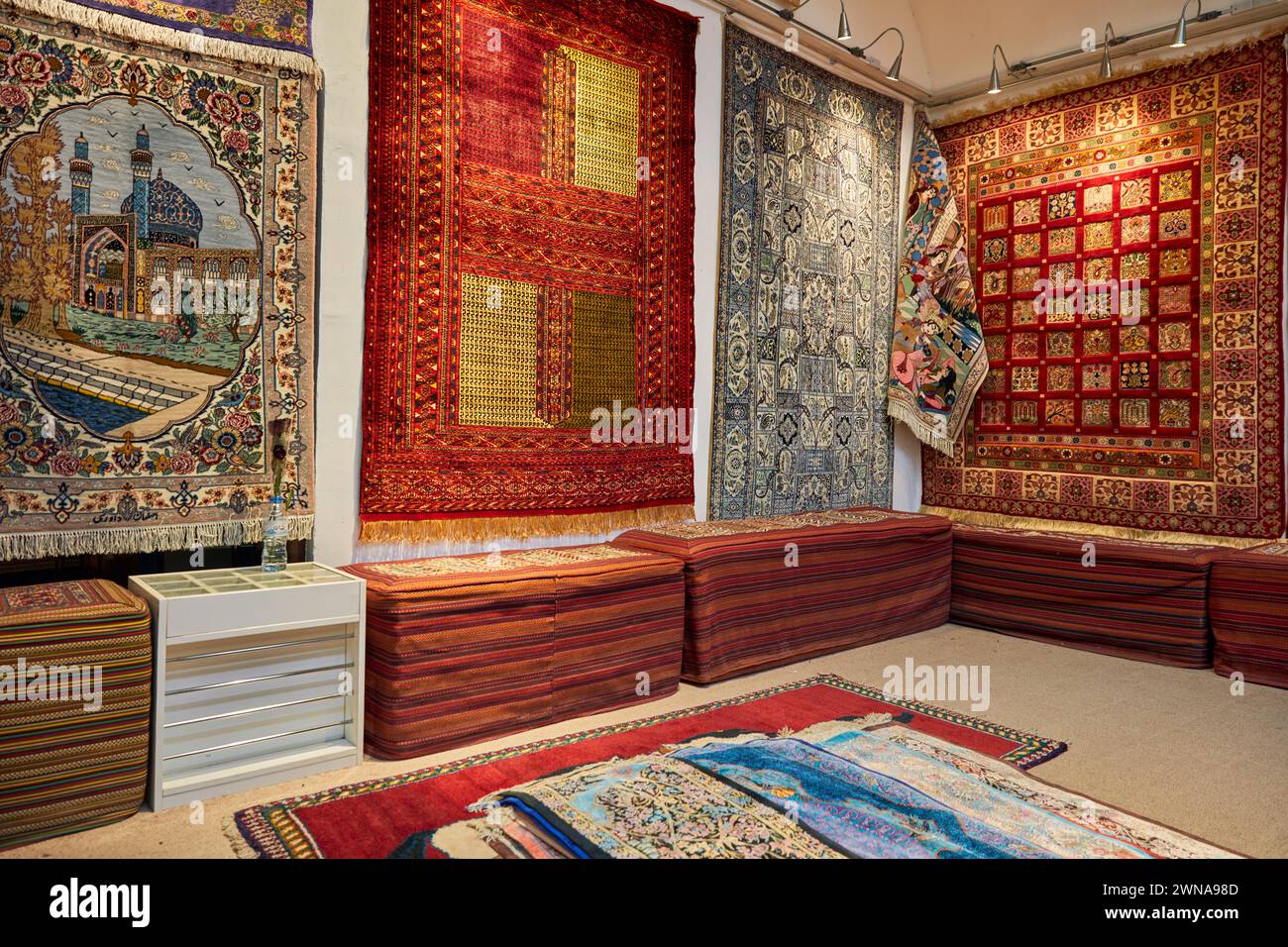 Sélection colorée de tapis persans faits à la main dans Fazeli Carpet Shop. Yazd, Iran. Banque D'Images