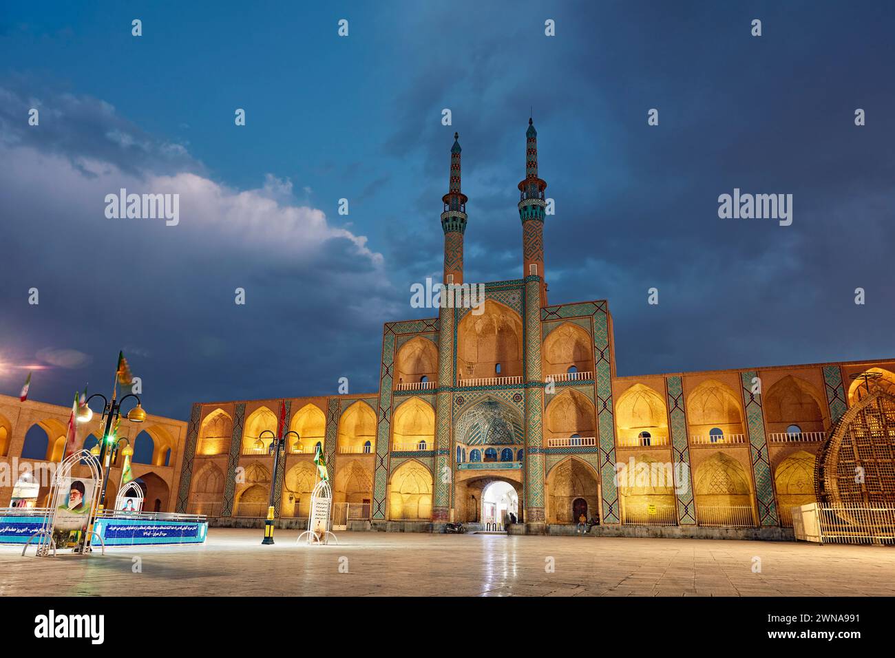 Takyeh (bâtiment où les musulmans chiites se rassemblent pour pleurer la mort de Hussein) et minarets du complexe Amir Chakhmaq illuminés la nuit. Yazd, Iran. Banque D'Images