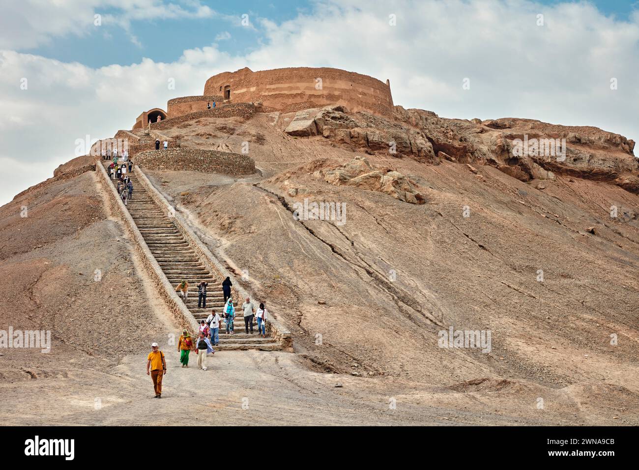 Les touristes descendent l'escalier après avoir visité la Tour du silence (Dakhmeh), une structure utilisée dans la tradition funéraire zoroastrienne. Yazd, Iran. Zoroastr Banque D'Images