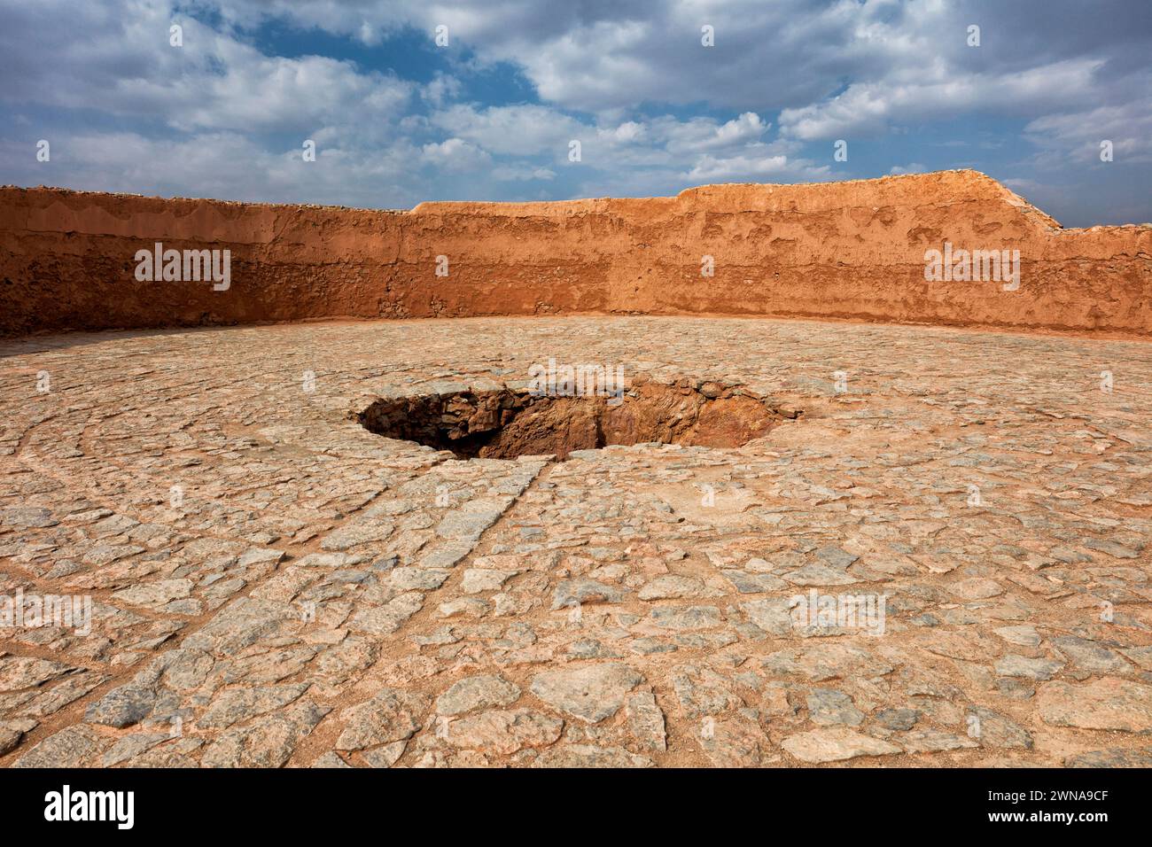 Le puits du milieu (Ostudan) sur la plate-forme supérieure de la Tour du silence, utilisé comme lieu pour les os des défunts dans la tradition funéraire zoroastrienne. Yazd, Iran. Banque D'Images