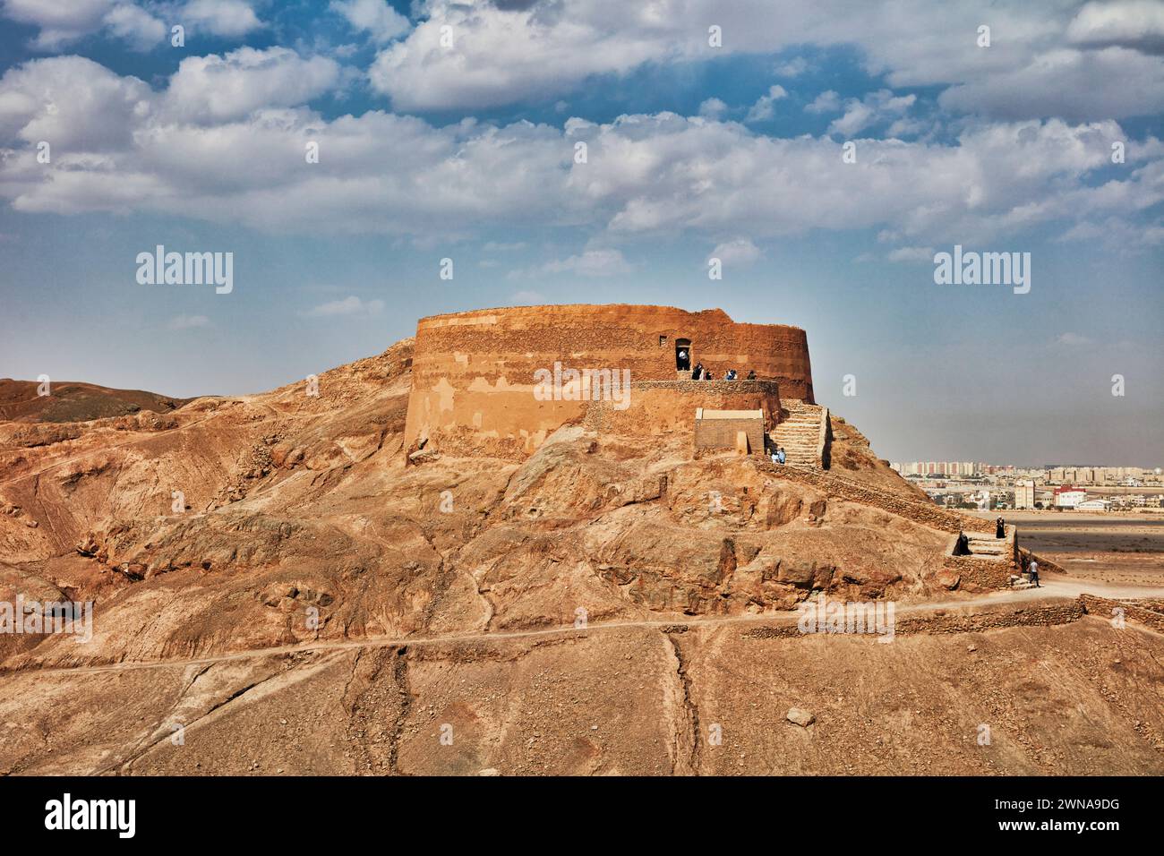 Vue de la Tour zoroastrienne du silence à Yazd, Iran. Les zoroastriens croient que la terre, le feu et l'eau sont des éléments saints et ils évitent de polluer th Banque D'Images