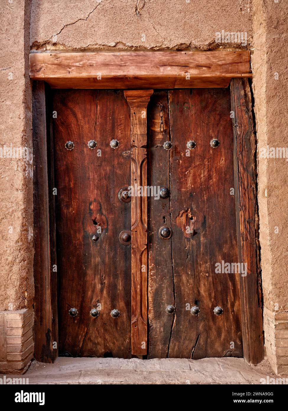 Vieille porte d'entrée en bois d'une maison dans la vieille ville de Yazd, Iran. Banque D'Images