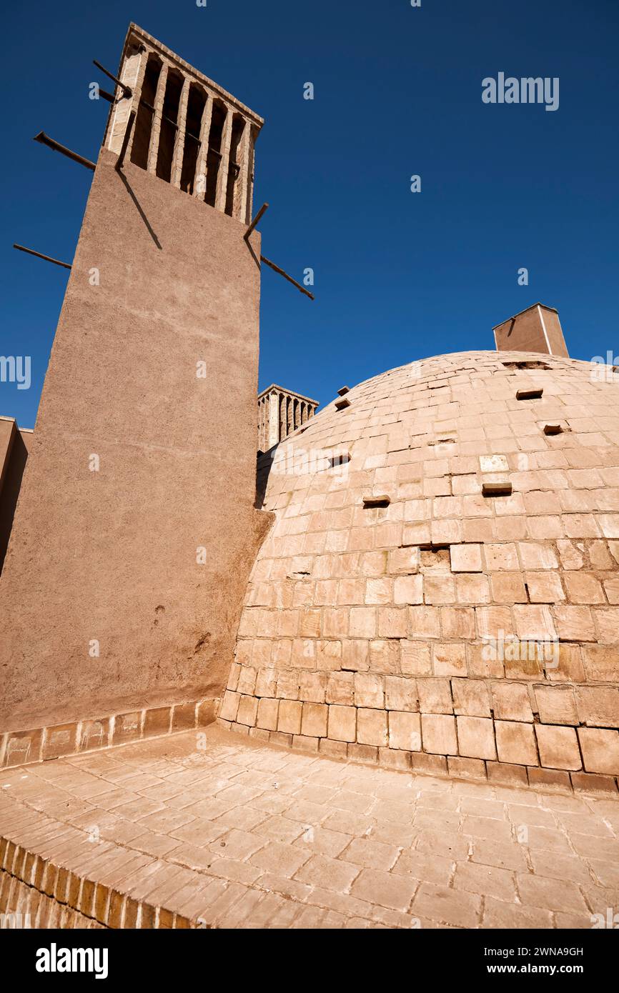 Toit en dôme et coupe-vent (tour traditionnelle pour la ventilation transversale et le refroidissement passif) d'un réservoir d'eau traditionnel à Yazd, Iran. Banque D'Images