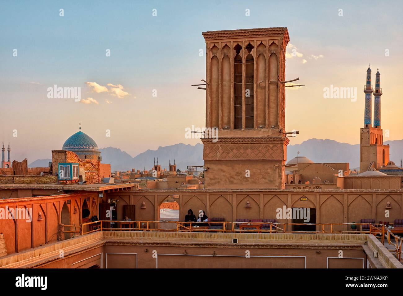 Vue sur la vieille ville au coucher du soleil depuis la terrasse sur le toit du Café Nardoon dans le quartier historique de Fahadan à Yazd, Iran. Banque D'Images