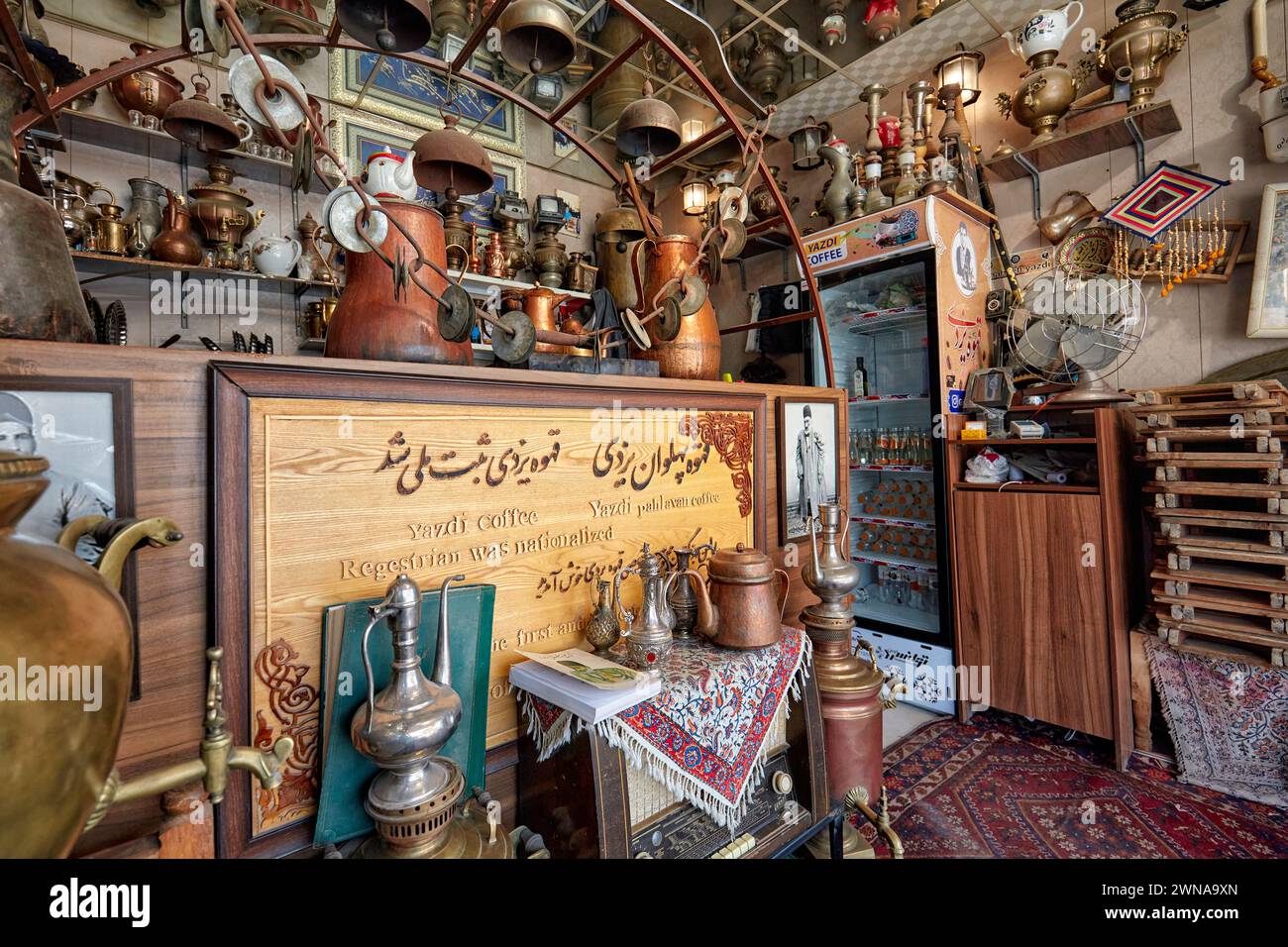 Intérieur d'une petite boutique servant du café Yazdi, type traditionnel iranien de café fait avec l'utilisation de cardamome, d'eau de rose et de bonbons de roche. Yazd, Iran. Banque D'Images