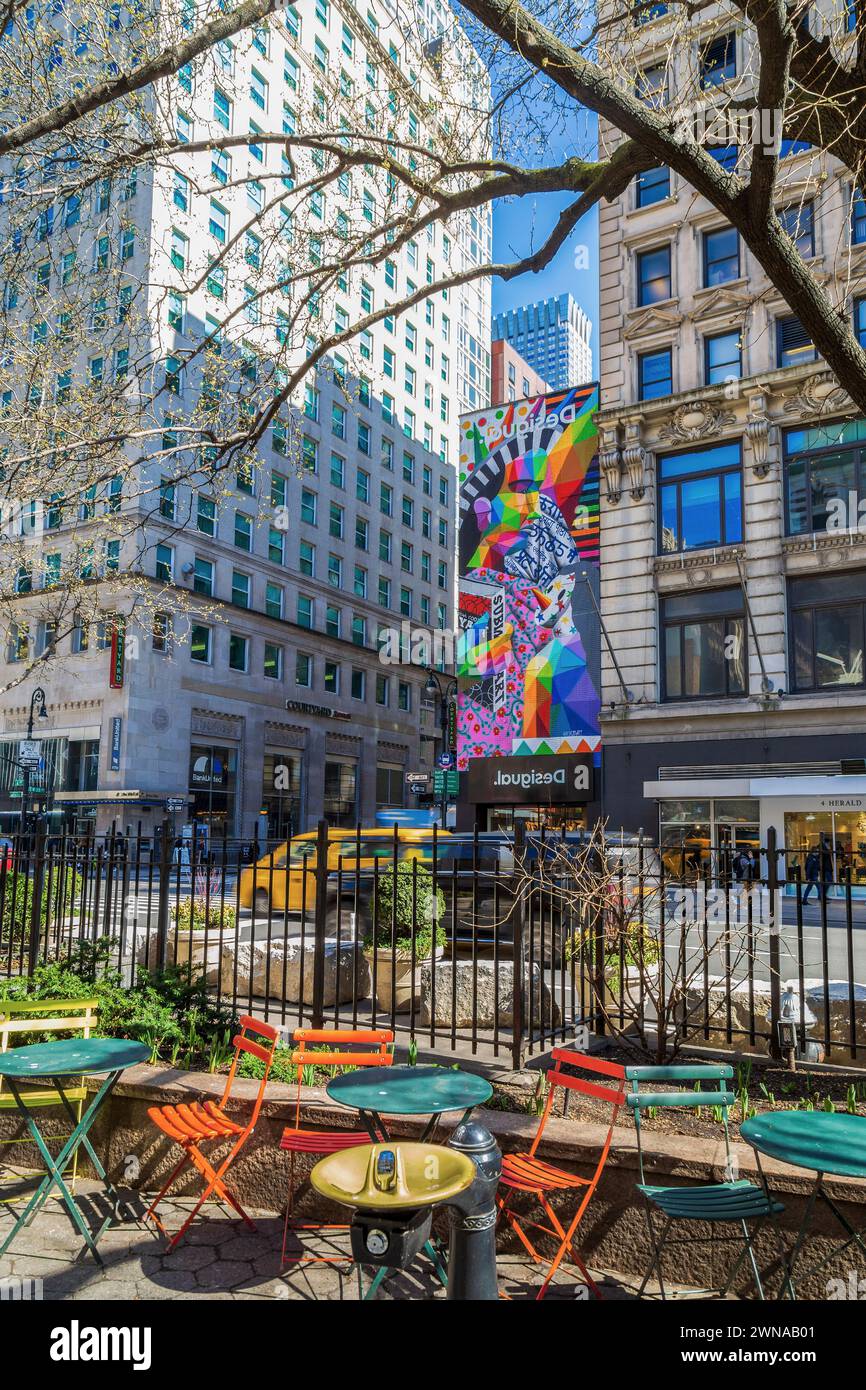 NEW YORK, USA - 7 MARS 2020 : Herald Square à l'intersection avec West 35th équipé En arrière-plan une belle peinture de bâtiment sur la façade de la Desigua Banque D'Images