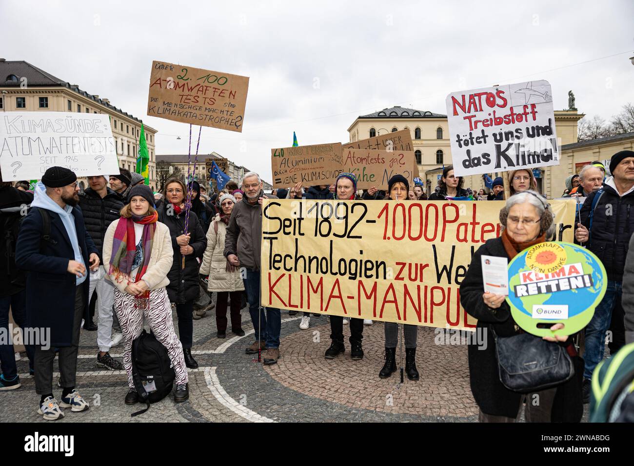 L'idéologue du complot signe sur HAARP et Geo Engineering. Des centaines de personnes se sont rassemblées pour la manifestation climatique organisée par Fridays for future et Verdi le 1er mars 2024 à Munich. Ils voulaient manifester ensemble pour de meilleures conditions de travail ( dans les transports publics ) et la justice climatique. Cependant, la manifestation a été dominée par de nombreux panneaux et bannières de théoriciens du complot, dont certains niaient le changement climatique causé par l'homme. (Photo Alexander Pohl/Sipa USA) Banque D'Images