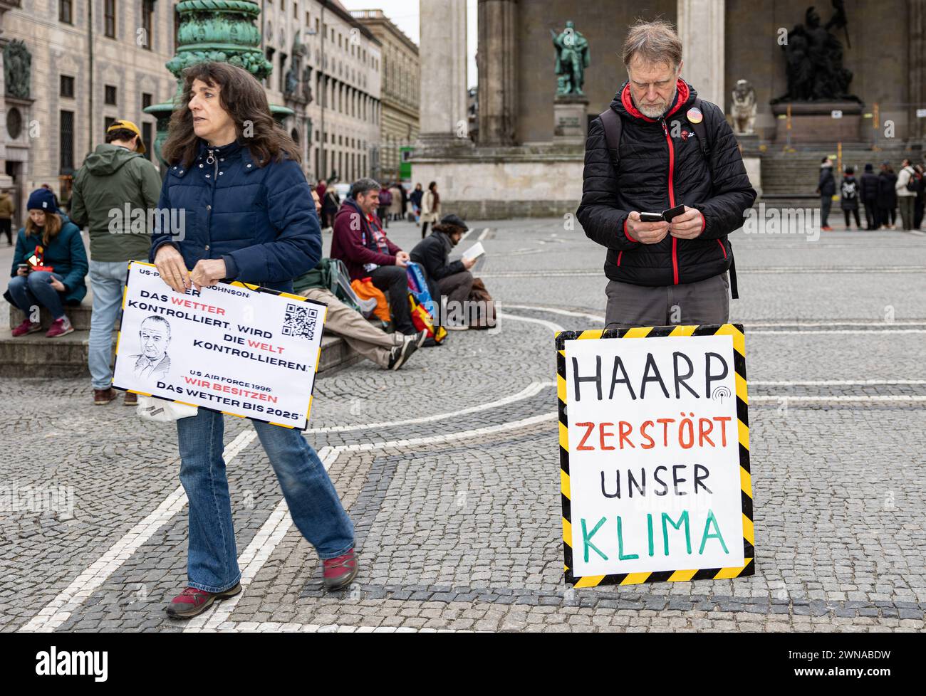 L'idéologue du complot signe sur HAARP et Geo Engineering. Des centaines de personnes se sont rassemblées pour la manifestation climatique organisée par Fridays for future et Verdi le 1er mars 2024 à Munich. Ils voulaient manifester ensemble pour de meilleures conditions de travail ( dans les transports publics ) et la justice climatique. Cependant, la manifestation a été dominée par de nombreux panneaux et bannières de théoriciens du complot, dont certains niaient le changement climatique causé par l'homme. (Photo Alexander Pohl/Sipa USA) Banque D'Images