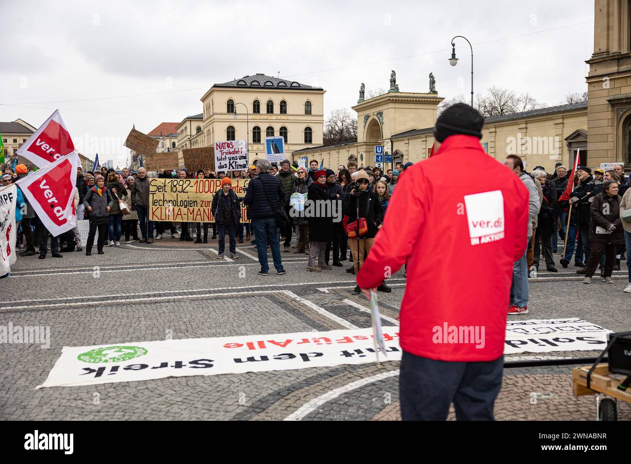 Des centaines de personnes se sont rassemblées pour la manifestation climatique organisée par Fridays for future et Verdi le 1er mars 2024 à Munich. Ils voulaient manifester ensemble pour de meilleures conditions de travail ( dans les transports publics ) et la justice climatique. Cependant, la manifestation a été dominée par de nombreux panneaux et bannières de théoriciens du complot, dont certains niaient le changement climatique causé par l'homme. (Photo Alexander Pohl/Sipa USA) Banque D'Images