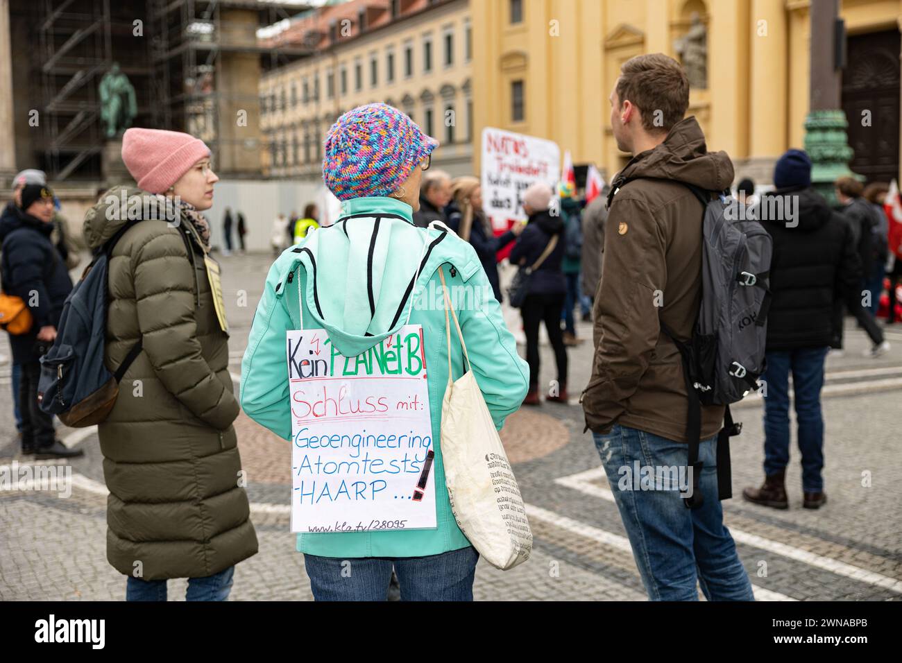 L'idéologue du complot signe sur HAARP et Geo Engineering. Des centaines de personnes se sont rassemblées pour la manifestation climatique organisée par Fridays for future et Verdi le 1er mars 2024 à Munich. Ils voulaient manifester ensemble pour de meilleures conditions de travail ( dans les transports publics ) et la justice climatique. Cependant, la manifestation a été dominée par de nombreux panneaux et bannières de théoriciens du complot, dont certains niaient le changement climatique causé par l'homme. (Photo Alexander Pohl/Sipa USA) Banque D'Images