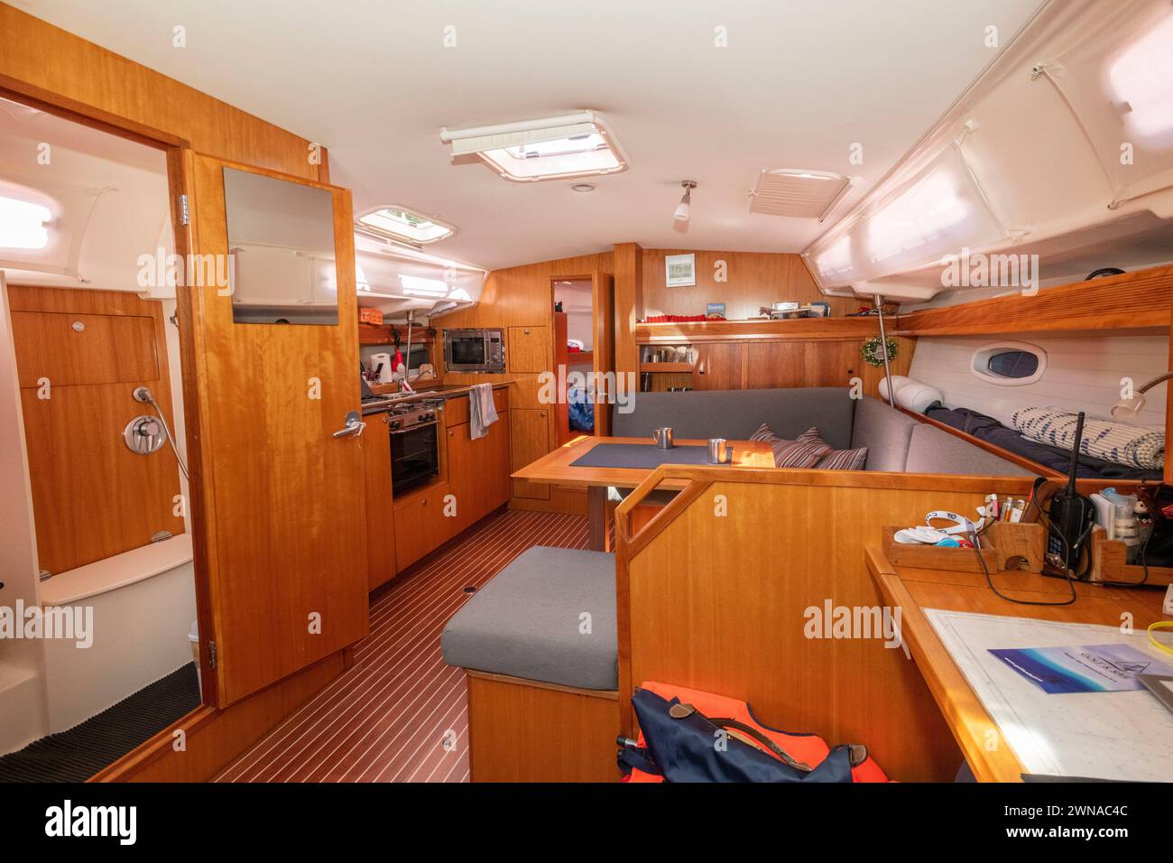 Cabine d'un voilier Bavaria 43 Cruiser. Banque D'Images
