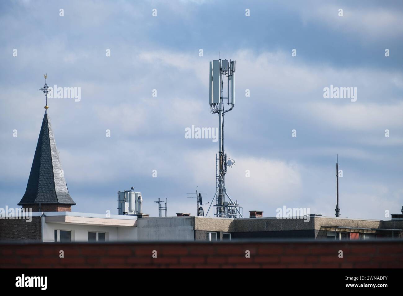 Düsseldorf 01.03.2024 Mobilfunk MobilfunkMast 4G 5G 6G Antennen Vodafone O2 Telekom 1&1 Drillisch Strahlung Telekommunikation smartphones Handy Datenübertragung Sendemast Mobilfunksender Wohngebiet Breitbandanschluss Breitband Glasfaser Funkversorgung Antennen antenne Breitband Breitbandausbau Mobilfunkstrahlung Hausdach Speedtest Funkloch Superroaming Kirchturm Düsseldorf Nordrhein-Westfalen Deutschland *** Düsseldorf 01 03 2024 téléphonie mobile Tour cellulaire 4G 5G 6G antennes Vodafone O2 Telekom 1 1 Drillisch télécommunication par rayonnement smartphone smartphones transmission de données de téléphone cellulaire Banque D'Images