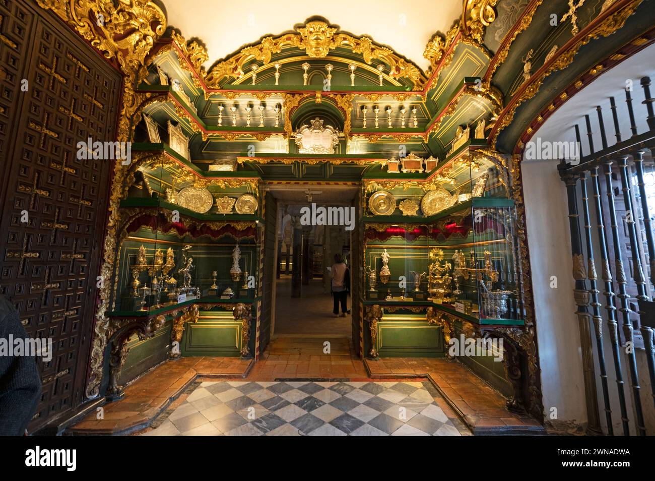 Mosquée / Cathédrale de Cordoue juste à côté de la chapelle de Santa Teresa et Tesoro Catedralicio sont les salles au trésor avec des expositions d'or et d'argent Banque D'Images