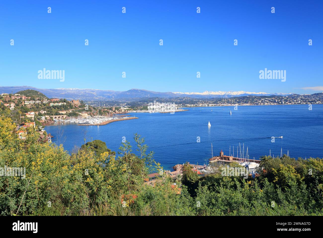 Vue de dessus au-dessus du littoral et de la montagne enneigée de la Côte d'Azur, Estérel, Var, 83, Côte d'Azur Banque D'Images