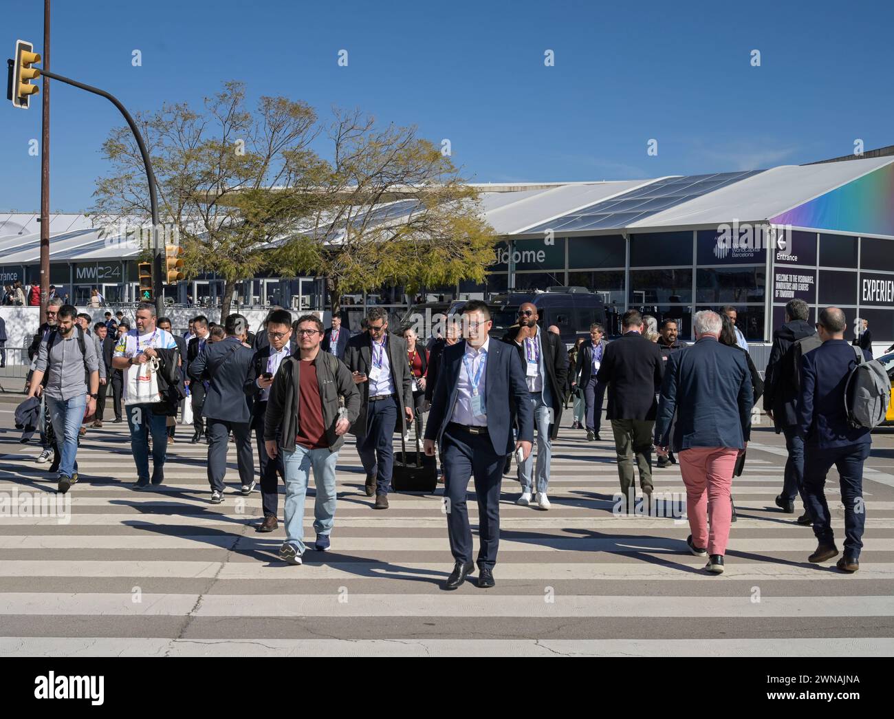 Besucher vor Messegelände aussen, MWC Mobile World Congress 2024, Barcelone, Espagne Banque D'Images