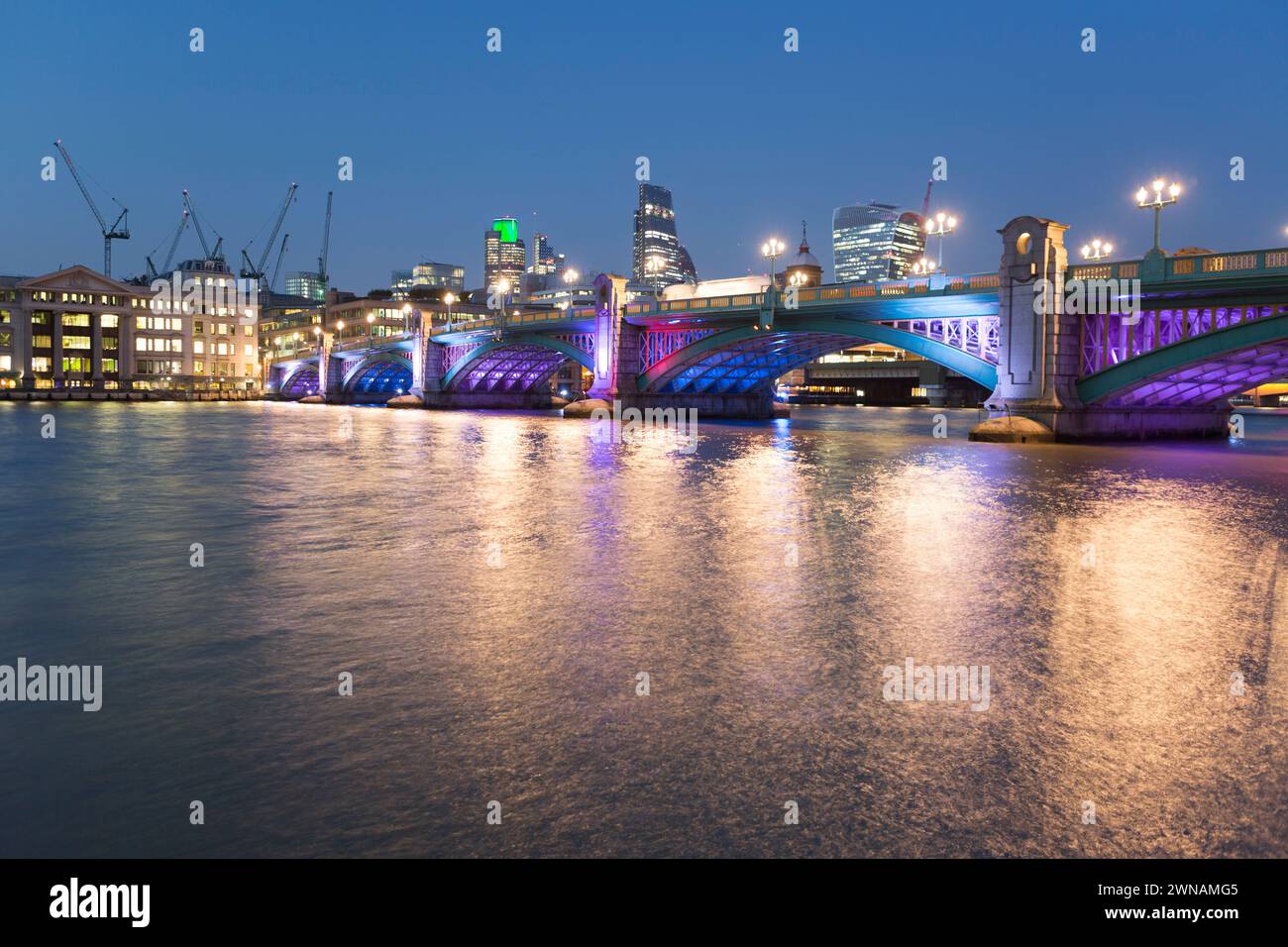 Royaume-Uni, Londres, Southwark Bridge et skyline de la ville, la nuit. Banque D'Images