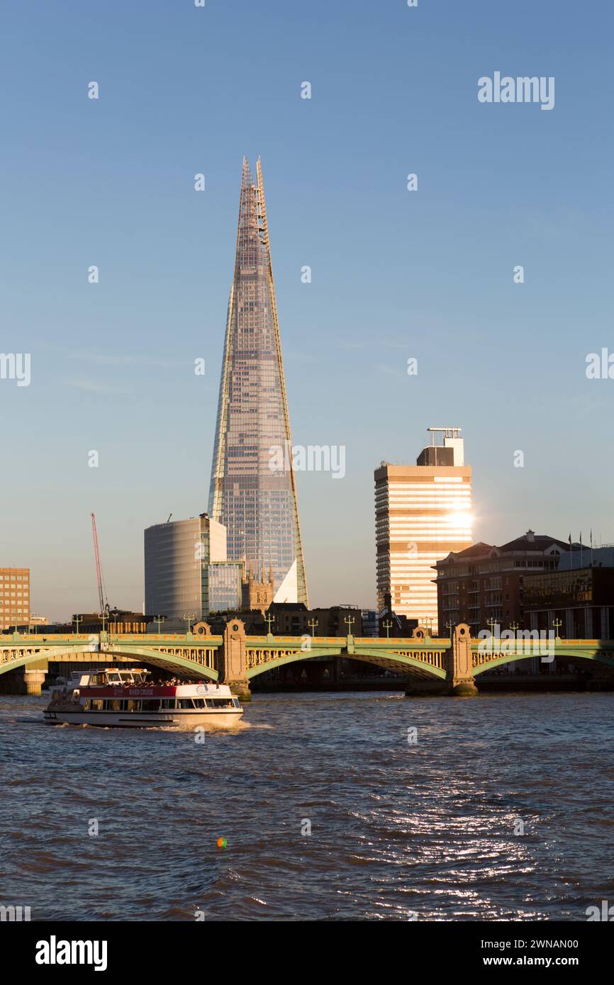 Royaume-Uni, Londres, le Shard au coucher du soleil reflété dans le Thams. Banque D'Images