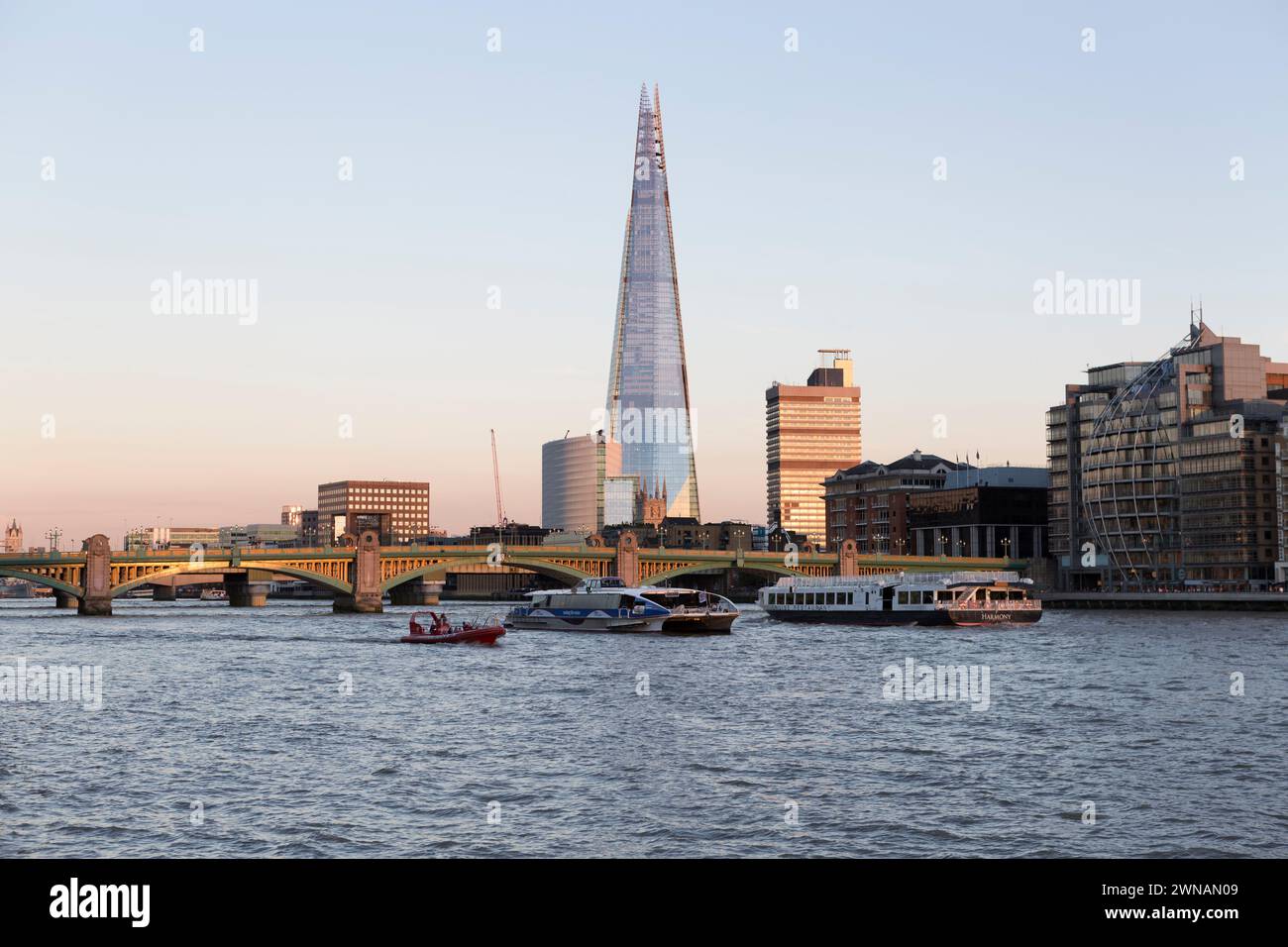 Royaume-Uni, Londres, le Shard au coucher du soleil et la Tamise. Direction Southwark Bridge. Banque D'Images