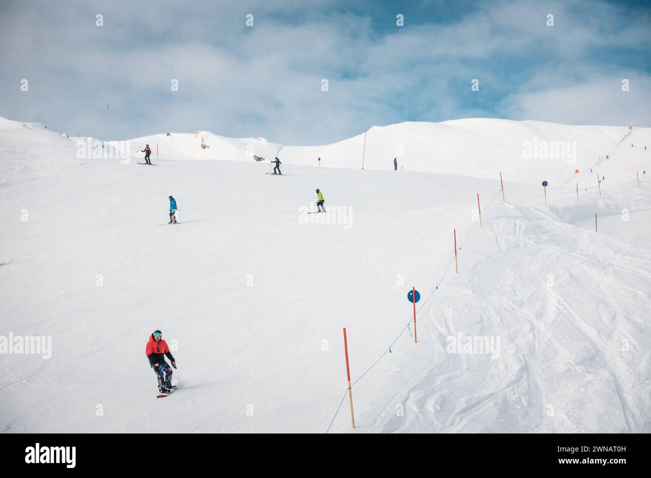 Station de ski en hiver Alpes. Les skieurs descendent la pente. Tux, Hintertux, Autriche. Belles montagnes et le ciel bleu, paysage d'hiver Banque D'Images