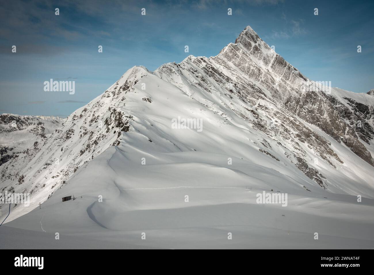 Piste de ski et le sommet d'une grande montagne couverte de neige, Hintertux, Autriche Banque D'Images