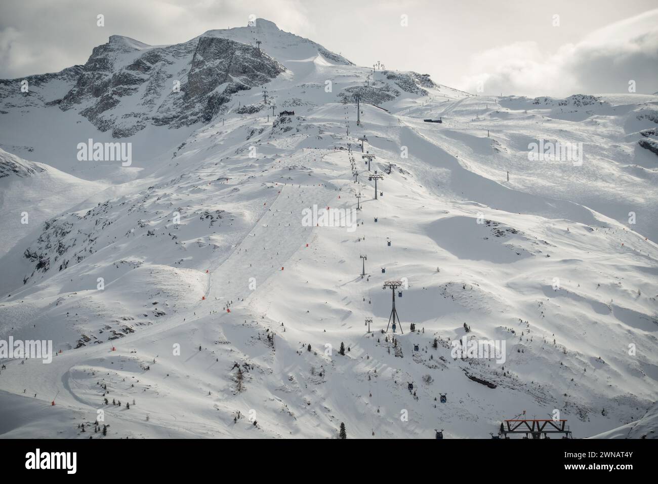Piste de ski et le sommet d'une grande montagne, Hintertux, Autriche Banque D'Images