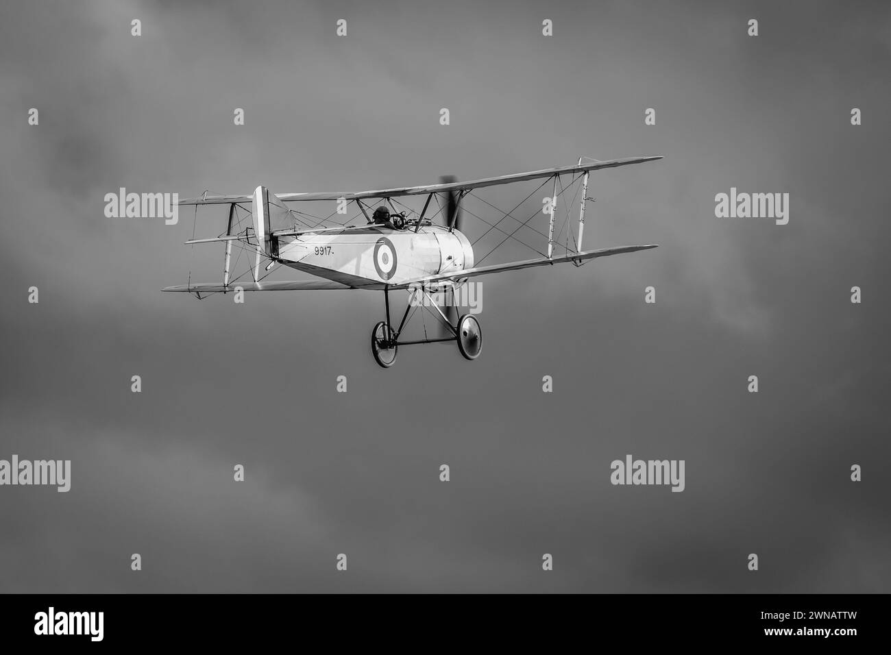 1916 Sopwith Pup, aéroporté lors du spectacle aérien Race Day organisé à Shuttleworth le 1er octobre 2023. Banque D'Images