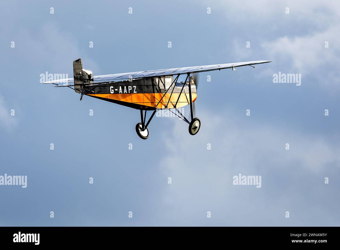 1931 Desoutter Mk.1 'G-AAPZ' aéroporté lors du spectacle aérien Race Day qui s'est tenu à Shuttleworth le 1er octobre 2023. Banque D'Images