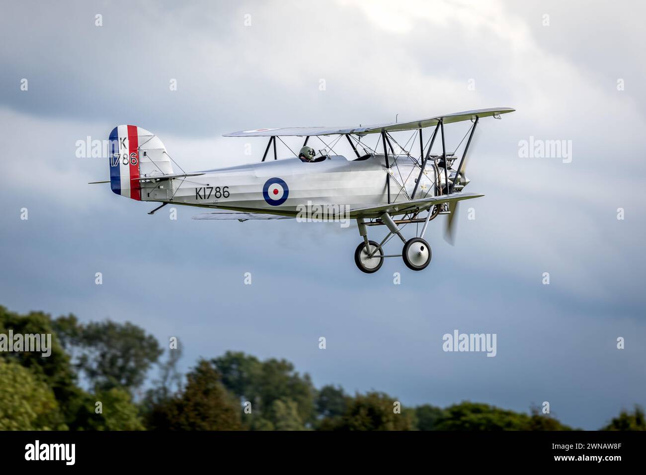 1928 Hawker Tomtit, aéroporté lors du spectacle aérien Race Day organisé à Shuttleworth le 1er octobre 2023. Banque D'Images