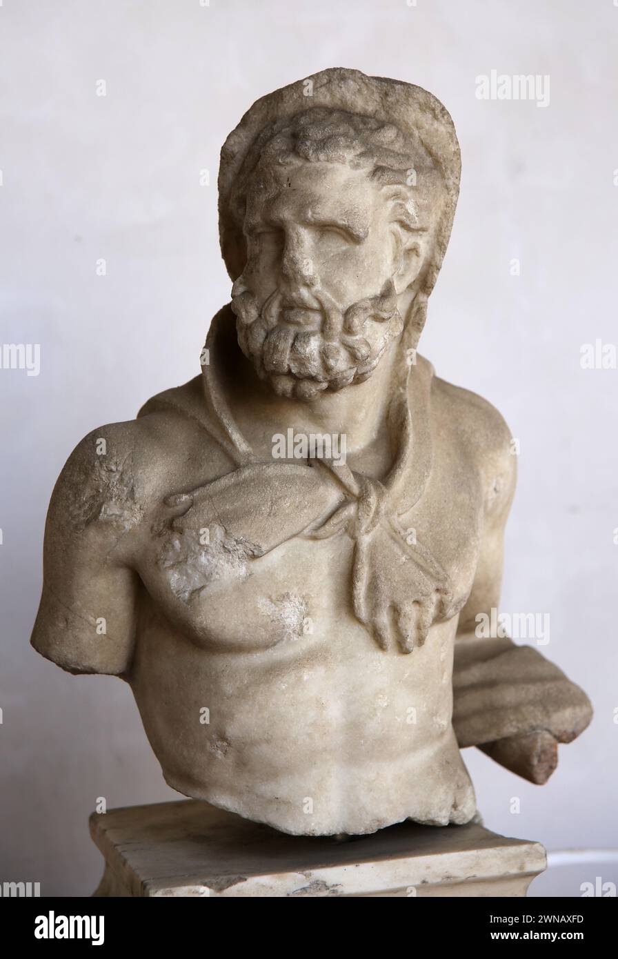 Statue d'Héraclès avec la tête couverte par Leoté. Marbre. 117-130 AD. Provenance inconnue. Musée national romain (Thermes de Dioclétien). Rome. Italie. Banque D'Images