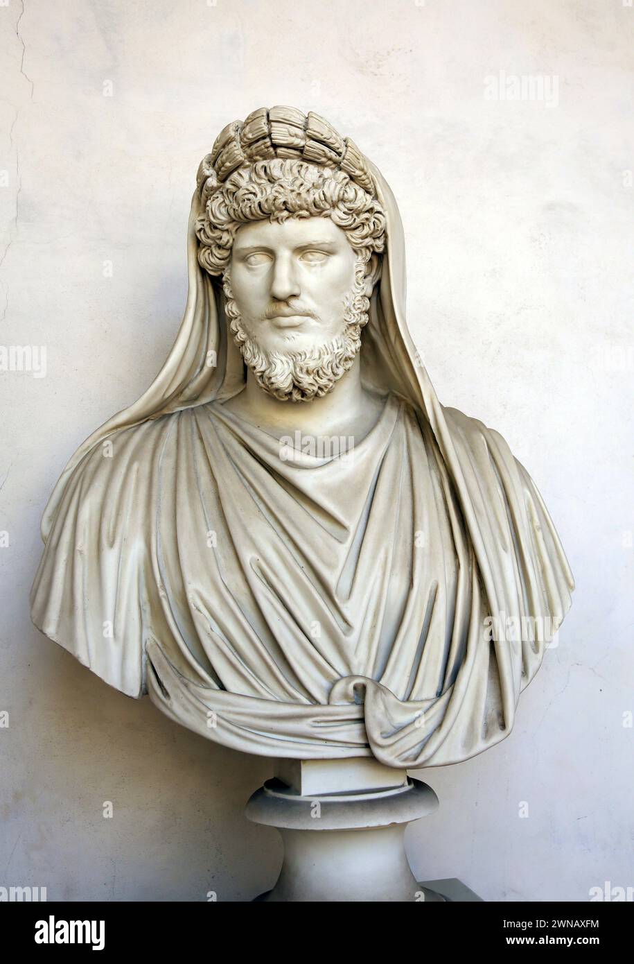 Buste de l'empereur Lucius Verus (130-169) dépeint comme un frère Arval. Copier. Original conservé au Musée du Louvre. Musée national romain (Thermes de Diocl Banque D'Images